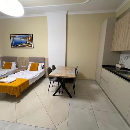 Kevin'S Lungomare Apartment Vlorë Exteriör bild